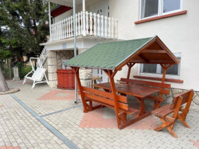Hunyadi Nyaraló, Balatonkeresztur